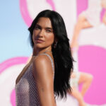 Dua Lipa será comisaria del Festival de Literatura de Londres y refuerza su vínculo con la lectura La cantante Dua Lipa ha sido seleccionada como comisaria literaria del Festival de Literatura de Londres, un evento que se celebrará del 21 de octubre al 1 de noviembre en el complejo cultural Southbank, a orillas del río Támesis. La elección responde a su conocida afición por la lectura y su iniciativa del Service95 Book Club, donde mensualmente recomienda libros, analiza obras y conversa con autores a través de un pódcast, incluyendo voces de escritores censurados o perseguidos. El festival, que alcanza su edición número 19, forma parte de las actividades conmemorativas del 75 aniversario del Southbank Centre, uno de los principales espacios culturales de Londres. La artista ha destacado que la lectura ha sido un elemento constante en su vida, brindándole estabilidad y refugio en distintas etapas, incluso durante sus giras. Su selección literaria abarca desde ficción hasta ensayos y literatura traducida, incluyendo obras como Cien años de soledad, reflejando un enfoque diverso en la promoción de la literatura. Más información en alodigitalrd.com #DuaLipa #Literatura #FestivalLondres #Cultura #Entretenimiento #AloRD #AloDigitalRD #NoticiasRD