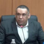 **Defensa de Raúl Girón solicita perdón judicial por colaboración en caso Coral** La defensa del mayor del Ejército Raúl Alejandro Girón pidió al Primer Tribunal Colegiado del Distrito Nacional concederle un perdón judicial, argumentando su colaboración como testigo clave del Ministerio Público en el caso Coral y Coral 5G. Además, solicitó que se rechace la multa de 200 salarios mínimos, equivalentes a más de 3 millones de pesos, considerando que resultaría excesiva y afectaría su reintegración social y familiar. La defensa invocó el artículo 346 del Código Procesal Penal y pidió la devolución de su pasaporte y documentos personales, así como la legitimación de fondos y bienes demostrando su origen lícito. Los fiscales de la Procuraduría Especializada de Persecución de la Corrupción Administrativa (Pepca) propusieron una pena reducida de cinco años de prisión, tomando en cuenta el tiempo cumplido bajo arresto domiciliario y la posibilidad de suspender la pena restante bajo reglas específicas. Recientemente, un tribunal levantó la prisión domiciliaria del exjefe del Cuerpo de Seguridad Presidencial, Adán Cáceres Silvestre, principal imputado del caso, mientras que los bienes incautados en este entramado han generado más de 86 millones por concepto de alquileres. Más información en alodigitalrd.com. #CasoCoral #CorrupciónRD #JusticiaDominicana #RaúlGirón #PerdónJudicial #AloRD #AloDigitalRD #NoticiasRD