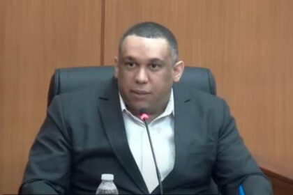 **Defensa de Raúl Girón solicita perdón judicial por colaboración en caso Coral** La defensa del mayor del Ejército Raúl Alejandro Girón pidió al Primer Tribunal Colegiado del Distrito Nacional concederle un perdón judicial, argumentando su colaboración como testigo clave del Ministerio Público en el caso Coral y Coral 5G. Además, solicitó que se rechace la multa de 200 salarios mínimos, equivalentes a más de 3 millones de pesos, considerando que resultaría excesiva y afectaría su reintegración social y familiar. La defensa invocó el artículo 346 del Código Procesal Penal y pidió la devolución de su pasaporte y documentos personales, así como la legitimación de fondos y bienes demostrando su origen lícito. Los fiscales de la Procuraduría Especializada de Persecución de la Corrupción Administrativa (Pepca) propusieron una pena reducida de cinco años de prisión, tomando en cuenta el tiempo cumplido bajo arresto domiciliario y la posibilidad de suspender la pena restante bajo reglas específicas. Recientemente, un tribunal levantó la prisión domiciliaria del exjefe del Cuerpo de Seguridad Presidencial, Adán Cáceres Silvestre, principal imputado del caso, mientras que los bienes incautados en este entramado han generado más de 86 millones por concepto de alquileres. Más información en alodigitalrd.com. #CasoCoral #CorrupciónRD #JusticiaDominicana #RaúlGirón #PerdónJudicial #AloRD #AloDigitalRD #NoticiasRD