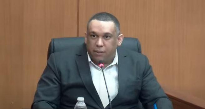 **Defensa de Raúl Girón solicita perdón judicial por colaboración en caso Coral** La defensa del mayor del Ejército Raúl Alejandro Girón pidió al Primer Tribunal Colegiado del Distrito Nacional concederle un perdón judicial, argumentando su colaboración como testigo clave del Ministerio Público en el caso Coral y Coral 5G. Además, solicitó que se rechace la multa de 200 salarios mínimos, equivalentes a más de 3 millones de pesos, considerando que resultaría excesiva y afectaría su reintegración social y familiar. La defensa invocó el artículo 346 del Código Procesal Penal y pidió la devolución de su pasaporte y documentos personales, así como la legitimación de fondos y bienes demostrando su origen lícito. Los fiscales de la Procuraduría Especializada de Persecución de la Corrupción Administrativa (Pepca) propusieron una pena reducida de cinco años de prisión, tomando en cuenta el tiempo cumplido bajo arresto domiciliario y la posibilidad de suspender la pena restante bajo reglas específicas. Recientemente, un tribunal levantó la prisión domiciliaria del exjefe del Cuerpo de Seguridad Presidencial, Adán Cáceres Silvestre, principal imputado del caso, mientras que los bienes incautados en este entramado han generado más de 86 millones por concepto de alquileres. Más información en alodigitalrd.com. #CasoCoral #CorrupciónRD #JusticiaDominicana #RaúlGirón #PerdónJudicial #AloRD #AloDigitalRD #NoticiasRD