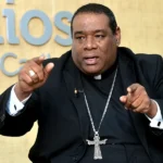 Obispo Castro Marte insta al Gobierno a dar ejemplo de austeridad ante crisis económica El obispo Jesús Castro Marte, de la diócesis de La Altagracia, llamó al Gobierno de República Dominicana a predicar con el ejemplo en materia de austeridad, en medio del impacto económico derivado de la crisis petrolera. El religioso sostuvo que antes de exigir sacrificios a la población, las autoridades deben implementar medidas concretas de control del gasto público, señalando que el liderazgo debe iniciar con acciones visibles desde la administración estatal. Castro Marte criticó prácticas como el uso excesivo de recursos en actividades oficiales, incluyendo desplazamientos con múltiples vehículos y gastos innecesarios en eventos, e instó a reducir este tipo de erogaciones. En la misma línea, el presidente Luis Abinader ha advertido sobre la necesidad de asumir sacrificios ante la coyuntura económica, mientras otros líderes religiosos y sectores políticos coinciden en que estos deben comenzar desde el propio Gobierno, priorizando el apoyo a los sectores más vulnerables. Más información en alodigitalrd.com #AloRD #AloDigitalRD #NoticiasRD #Austeridad #GobiernoRD #CrisisEconómica #Política