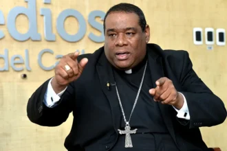 Obispo Castro Marte insta al Gobierno a dar ejemplo de austeridad ante crisis económica El obispo Jesús Castro Marte, de la diócesis de La Altagracia, llamó al Gobierno de República Dominicana a predicar con el ejemplo en materia de austeridad, en medio del impacto económico derivado de la crisis petrolera. El religioso sostuvo que antes de exigir sacrificios a la población, las autoridades deben implementar medidas concretas de control del gasto público, señalando que el liderazgo debe iniciar con acciones visibles desde la administración estatal. Castro Marte criticó prácticas como el uso excesivo de recursos en actividades oficiales, incluyendo desplazamientos con múltiples vehículos y gastos innecesarios en eventos, e instó a reducir este tipo de erogaciones. En la misma línea, el presidente Luis Abinader ha advertido sobre la necesidad de asumir sacrificios ante la coyuntura económica, mientras otros líderes religiosos y sectores políticos coinciden en que estos deben comenzar desde el propio Gobierno, priorizando el apoyo a los sectores más vulnerables. Más información en alodigitalrd.com #AloRD #AloDigitalRD #NoticiasRD #Austeridad #GobiernoRD #CrisisEconómica #Política