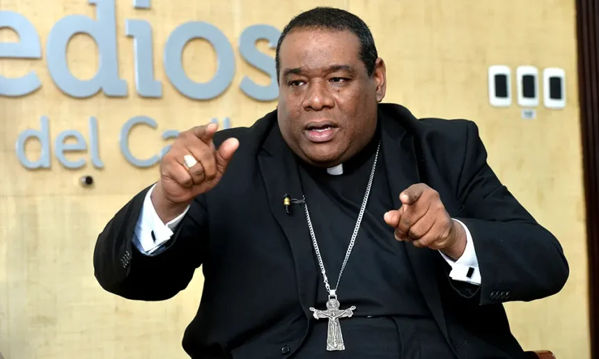 Obispo Castro Marte insta al Gobierno a dar ejemplo de austeridad ante crisis económica El obispo Jesús Castro Marte, de la diócesis de La Altagracia, llamó al Gobierno de República Dominicana a predicar con el ejemplo en materia de austeridad, en medio del impacto económico derivado de la crisis petrolera. El religioso sostuvo que antes de exigir sacrificios a la población, las autoridades deben implementar medidas concretas de control del gasto público, señalando que el liderazgo debe iniciar con acciones visibles desde la administración estatal. Castro Marte criticó prácticas como el uso excesivo de recursos en actividades oficiales, incluyendo desplazamientos con múltiples vehículos y gastos innecesarios en eventos, e instó a reducir este tipo de erogaciones. En la misma línea, el presidente Luis Abinader ha advertido sobre la necesidad de asumir sacrificios ante la coyuntura económica, mientras otros líderes religiosos y sectores políticos coinciden en que estos deben comenzar desde el propio Gobierno, priorizando el apoyo a los sectores más vulnerables. Más información en alodigitalrd.com #AloRD #AloDigitalRD #NoticiasRD #Austeridad #GobiernoRD #CrisisEconómica #Política