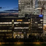 Industria farmacéutica suiza enfrenta desafíos pese a éxito global de Roche y Novartis Las farmacéuticas Roche y Novartis continúan destacándose a nivel mundial con sólidos resultados financieros y crecimiento en ventas, impulsadas por la alta demanda de medicamentos y avances en investigación. Ambas compañías figuran entre las más valiosas de Suiza y han sido clave en el desarrollo económico del país, representando una parte significativa de sus exportaciones y contribuyendo de forma relevante al empleo y a la innovación científica. Sin embargo, el sector enfrenta crecientes presiones tanto internas como externas que amenazan su competitividad. La competencia internacional, incentivos más atractivos en otros países, regulaciones fiscales como el impuesto mínimo global y tensiones geopolíticas —incluyendo presiones desde Estados Unidos y el crecimiento de China en biotecnología— obligan a replantear estrategias. A esto se suman desafíos locales como posibles recortes en financiamiento, costos elevados y debates sobre precios de medicamentos, lo que ha llevado a autoridades y empresas a impulsar reformas para mantener el liderazgo de Suiza en la industria farmacéutica. Más información en alodigitalrd.com #EconomíaGlobal #IndustriaFarmacéutica #Suiza #Roche #Novartis #AloRD #AloDigitalRD #NoticiasRD