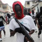 Violencia de pandillas deja caos y enfrentamientos con civiles en el centro de Haití Una nueva ola de violencia sacudió el centro de Haití, específicamente en la localidad de Petite-Rivière de l’Artibonite, donde una poderosa pandilla se enfrentó a grupos de autodefensa civil, según confirmaron autoridades regionales. El ataque fue atribuido a la banda Gran Grif, cuyos miembros incendiaron viviendas y dejaron escenas de sangre en las calles del sector Jean-Denis, generando pánico entre los residentes. Hasta el momento, no se ha precisado la cantidad de víctimas mortales tras estos enfrentamientos. El conflicto ocurre en medio de una crisis prolongada en Haití, agravada desde el asesinato del presidente Jovenel Moïse en 2021, lo que ha permitido el fortalecimiento de pandillas en distintas zonas del país. En respuesta, han surgido grupos de autodefensa que también han incrementado la violencia con prácticas extremas contra presuntos delincuentes. De acuerdo con la ONU, la pandilla Gran Grif es responsable de la mayoría de muertes civiles en la región de Artibonite, donde además ha provocado desplazamientos masivos y graves violaciones a los derechos humanos. Más información en alodigitalrd.com #Haití #CrisisHaitiana #Violencia #Seguridad #Pandillas #NoticiasRD #AloRD #AloDigitalRD