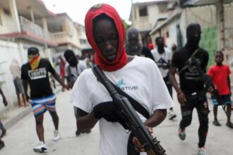 Violencia de pandillas deja caos y enfrentamientos con civiles en el centro de Haití Una nueva ola de violencia sacudió el centro de Haití, específicamente en la localidad de Petite-Rivière de l’Artibonite, donde una poderosa pandilla se enfrentó a grupos de autodefensa civil, según confirmaron autoridades regionales. El ataque fue atribuido a la banda Gran Grif, cuyos miembros incendiaron viviendas y dejaron escenas de sangre en las calles del sector Jean-Denis, generando pánico entre los residentes. Hasta el momento, no se ha precisado la cantidad de víctimas mortales tras estos enfrentamientos. El conflicto ocurre en medio de una crisis prolongada en Haití, agravada desde el asesinato del presidente Jovenel Moïse en 2021, lo que ha permitido el fortalecimiento de pandillas en distintas zonas del país. En respuesta, han surgido grupos de autodefensa que también han incrementado la violencia con prácticas extremas contra presuntos delincuentes. De acuerdo con la ONU, la pandilla Gran Grif es responsable de la mayoría de muertes civiles en la región de Artibonite, donde además ha provocado desplazamientos masivos y graves violaciones a los derechos humanos. Más información en alodigitalrd.com #Haití #CrisisHaitiana #Violencia #Seguridad #Pandillas #NoticiasRD #AloRD #AloDigitalRD