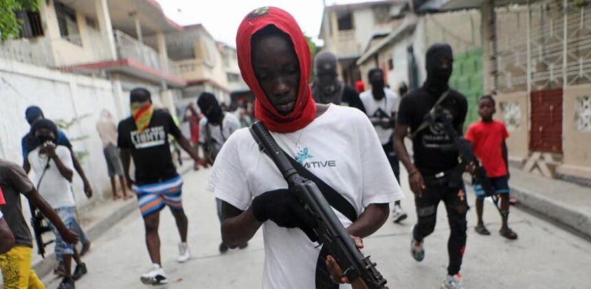 Violencia de pandillas deja caos y enfrentamientos con civiles en el centro de Haití Una nueva ola de violencia sacudió el centro de Haití, específicamente en la localidad de Petite-Rivière de l’Artibonite, donde una poderosa pandilla se enfrentó a grupos de autodefensa civil, según confirmaron autoridades regionales. El ataque fue atribuido a la banda Gran Grif, cuyos miembros incendiaron viviendas y dejaron escenas de sangre en las calles del sector Jean-Denis, generando pánico entre los residentes. Hasta el momento, no se ha precisado la cantidad de víctimas mortales tras estos enfrentamientos. El conflicto ocurre en medio de una crisis prolongada en Haití, agravada desde el asesinato del presidente Jovenel Moïse en 2021, lo que ha permitido el fortalecimiento de pandillas en distintas zonas del país. En respuesta, han surgido grupos de autodefensa que también han incrementado la violencia con prácticas extremas contra presuntos delincuentes. De acuerdo con la ONU, la pandilla Gran Grif es responsable de la mayoría de muertes civiles en la región de Artibonite, donde además ha provocado desplazamientos masivos y graves violaciones a los derechos humanos. Más información en alodigitalrd.com #Haití #CrisisHaitiana #Violencia #Seguridad #Pandillas #NoticiasRD #AloRD #AloDigitalRD