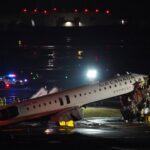 Dos pilotos fallecen tras choque de avión con camión en LaGuardia Un vuelo regional de Air Canada chocó con un camión de bomberos en la pista del Aeropuerto LaGuardia de Nueva York mientras aterrizaba, provocando la muerte del piloto y el copiloto. El impacto aplastó el morro del avión, un Bombardier CRJ, y dejó alrededor de 40 pasajeros y tripulantes con lesiones, algunos graves, aunque la mayoría fue dada de alta posteriormente. Dos empleados de la Autoridad Portuaria que viajaban en el camión también resultaron heridos, pero sin riesgo vital. El camión de bomberos cruzaba la pista para atender un incidente en un vuelo de United Airlines cuando ocurrió la colisión. La investigación está a cargo de la Junta Nacional de Seguridad en el Transporte (NTSB) y obligó a cerrar el aeropuerto hasta al menos las 2:00 p. m. del lunes. Las imágenes muestran graves daños en la parte delantera del avión, evacuaciones por salidas de emergencia y un avión inclinado con el morro aplastado. El incidente afectó los vuelos y causó cancelaciones mientras se coordinaba la atención a los pasajeros. Más información en alodigitalrd.com #AeropuertoLaGuardia #AirCanada #AccidenteAéreo #NuevaYork #SeguridadAérea #AloRD #AloDigitalRD #NoticiasRD