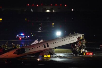 Dos pilotos fallecen tras choque de avión con camión en LaGuardia Un vuelo regional de Air Canada chocó con un camión de bomberos en la pista del Aeropuerto LaGuardia de Nueva York mientras aterrizaba, provocando la muerte del piloto y el copiloto. El impacto aplastó el morro del avión, un Bombardier CRJ, y dejó alrededor de 40 pasajeros y tripulantes con lesiones, algunos graves, aunque la mayoría fue dada de alta posteriormente. Dos empleados de la Autoridad Portuaria que viajaban en el camión también resultaron heridos, pero sin riesgo vital. El camión de bomberos cruzaba la pista para atender un incidente en un vuelo de United Airlines cuando ocurrió la colisión. La investigación está a cargo de la Junta Nacional de Seguridad en el Transporte (NTSB) y obligó a cerrar el aeropuerto hasta al menos las 2:00 p. m. del lunes. Las imágenes muestran graves daños en la parte delantera del avión, evacuaciones por salidas de emergencia y un avión inclinado con el morro aplastado. El incidente afectó los vuelos y causó cancelaciones mientras se coordinaba la atención a los pasajeros. Más información en alodigitalrd.com #AeropuertoLaGuardia #AirCanada #AccidenteAéreo #NuevaYork #SeguridadAérea #AloRD #AloDigitalRD #NoticiasRD