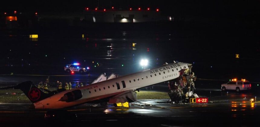 Dos pilotos fallecen tras choque de avión con camión en LaGuardia Un vuelo regional de Air Canada chocó con un camión de bomberos en la pista del Aeropuerto LaGuardia de Nueva York mientras aterrizaba, provocando la muerte del piloto y el copiloto. El impacto aplastó el morro del avión, un Bombardier CRJ, y dejó alrededor de 40 pasajeros y tripulantes con lesiones, algunos graves, aunque la mayoría fue dada de alta posteriormente. Dos empleados de la Autoridad Portuaria que viajaban en el camión también resultaron heridos, pero sin riesgo vital. El camión de bomberos cruzaba la pista para atender un incidente en un vuelo de United Airlines cuando ocurrió la colisión. La investigación está a cargo de la Junta Nacional de Seguridad en el Transporte (NTSB) y obligó a cerrar el aeropuerto hasta al menos las 2:00 p. m. del lunes. Las imágenes muestran graves daños en la parte delantera del avión, evacuaciones por salidas de emergencia y un avión inclinado con el morro aplastado. El incidente afectó los vuelos y causó cancelaciones mientras se coordinaba la atención a los pasajeros. Más información en alodigitalrd.com #AeropuertoLaGuardia #AirCanada #AccidenteAéreo #NuevaYork #SeguridadAérea #AloRD #AloDigitalRD #NoticiasRD
