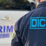 Tiroteo en Santiago Oeste deja dos muertos y un herido Un hecho violento ocurrido en el sector Fondo de la Botella, en Santiago Oeste de Cienfuegos, dejó dos jóvenes muertos y un hombre herido, en un incidente que investiga la Policía Nacional. Las víctimas mortales fueron identificadas como Frailyn Manuel de Jesús León, de 19 años, y Alberto Amaury López, de 25, quienes fallecieron por múltiples impactos de bala. En el suceso también resultó herido Juan José García Ventura, de 43 años, quien recibe atención médica. Según el informe preliminar, el hecho se produjo cuando los fallecidos, a bordo de una motocicleta, habrían intentado asaltar a otros individuos, generándose un intercambio de disparos. Tras el incidente, los presuntos implicados emprendieron la huida y son activamente buscados por las autoridades, mientras que dos personas fueron detenidas para fines de investigación. En la escena se recolectaron evidencias, incluyendo casquillos calibre 9 milímetros, además de una motocicleta y un teléfono celular. Las autoridades indicaron que existían conflictos previos entre los involucrados, lo que refuerza la hipótesis de una disputa que escaló a violencia. Este hecho se suma a otros episodios registrados en la zona, donde residentes continúan expresando preocupación por la inseguridad. Más información en alodigitalrd.com #SantiagoRD #ViolenciaRD #SeguridadCiudadana #PolicíaNacional #Homicidio #AloRD #AloDigitalRD #NoticiasRD