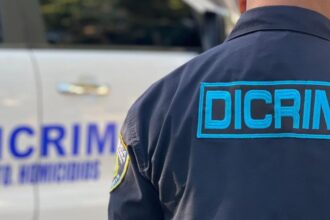 Tiroteo en Santiago Oeste deja dos muertos y un herido Un hecho violento ocurrido en el sector Fondo de la Botella, en Santiago Oeste de Cienfuegos, dejó dos jóvenes muertos y un hombre herido, en un incidente que investiga la Policía Nacional. Las víctimas mortales fueron identificadas como Frailyn Manuel de Jesús León, de 19 años, y Alberto Amaury López, de 25, quienes fallecieron por múltiples impactos de bala. En el suceso también resultó herido Juan José García Ventura, de 43 años, quien recibe atención médica. Según el informe preliminar, el hecho se produjo cuando los fallecidos, a bordo de una motocicleta, habrían intentado asaltar a otros individuos, generándose un intercambio de disparos. Tras el incidente, los presuntos implicados emprendieron la huida y son activamente buscados por las autoridades, mientras que dos personas fueron detenidas para fines de investigación. En la escena se recolectaron evidencias, incluyendo casquillos calibre 9 milímetros, además de una motocicleta y un teléfono celular. Las autoridades indicaron que existían conflictos previos entre los involucrados, lo que refuerza la hipótesis de una disputa que escaló a violencia. Este hecho se suma a otros episodios registrados en la zona, donde residentes continúan expresando preocupación por la inseguridad. Más información en alodigitalrd.com #SantiagoRD #ViolenciaRD #SeguridadCiudadana #PolicíaNacional #Homicidio #AloRD #AloDigitalRD #NoticiasRD