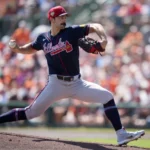 Spencer Strider inicia temporada en lista de lesionados de los Bravos El abridor derecho Spencer Strider de los Bravos de Atlanta comenzará la temporada en la lista de lesionados debido a una distensión en el oblicuo. Estaba programado para abrir el cierre de los entrenamientos de primavera contra Pittsburgh, pero fue retirado a última hora. El equipo confía en que Strider se perderá solo un par de semanas mientras busca recuperar la forma mostrada en 2023, cuando lideró las Grandes Ligas con 20 victorias y 281 ponches. Strider regresa tras una cirugía reconstructiva en el codo derecho que lo mantuvo fuera durante gran parte de 2024, y su inclusión en la lista de lesionados se suma a los contratiempos del cuerpo de lanzadores de Atlanta, que ya cuenta con Spencer Schwellenbach y Hurston Waldrep en la lista de 60 días tras cirugías del codo. Durante los entrenamientos de primavera, Strider tuvo una marca de 2-0 con efectividad de 3.24 en 8 innings y un tercio. Más información en alodigitalrd.com. #SpencerStrider #BravosAtlanta #LesionadosMLB #BéisbolMLB #EntrenamientosPrimavera #AloRD #AloDigitalRD #NoticiasRD