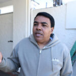 Transportistas posponen alza del pasaje y piden congelar combustibles Los principales gremios del transporte en República Dominicana, incluyendo Conatra, Fenatrado y la CNTU, decidieron mantener en pausa cualquier aumento en el precio del pasaje ante el incremento sostenido de los combustibles, provocado por la crisis internacional derivada del conflicto en Medio Oriente. El presidente de Conatra, Antonio Marte, solicitó al gobierno congelar los precios del gasoil y el gas natural, fundamentales para la operación del transporte colectivo, con el objetivo de evitar que la población asuma mayores costos. Aunque aseguraron que no desean aumentar las tarifas, advirtieron que podrían verse obligados a hacerlo si la situación se vuelve insostenible. Por su parte, Fenatrado y la CNTU indicaron que se mantendrán en estado de espera mientras evalúan el comportamiento del mercado petrolero, destacando la dependencia del país de los combustibles fósiles y su vulnerabilidad ante factores externos. Además, propusieron la creación de un pacto nacional que permita regular los precios de los combustibles. El Gobierno ha aumentado recientemente los precios en RD$15 y mantiene subsidios millonarios para mitigar el impacto, mientras el presidente Luis Abinader advirtió sobre “sacrificios inevitables” y anunció medidas económicas para proteger a los sectores más vulnerables. Más información en alodigitalrd.com #TransporteRD #CombustiblesRD #EconomíaRD #Conatra #Fenatrado #AloRD #AloDigitalRD #NoticiasRD