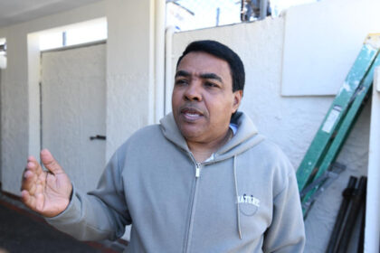 Transportistas posponen alza del pasaje y piden congelar combustibles Los principales gremios del transporte en República Dominicana, incluyendo Conatra, Fenatrado y la CNTU, decidieron mantener en pausa cualquier aumento en el precio del pasaje ante el incremento sostenido de los combustibles, provocado por la crisis internacional derivada del conflicto en Medio Oriente. El presidente de Conatra, Antonio Marte, solicitó al gobierno congelar los precios del gasoil y el gas natural, fundamentales para la operación del transporte colectivo, con el objetivo de evitar que la población asuma mayores costos. Aunque aseguraron que no desean aumentar las tarifas, advirtieron que podrían verse obligados a hacerlo si la situación se vuelve insostenible. Por su parte, Fenatrado y la CNTU indicaron que se mantendrán en estado de espera mientras evalúan el comportamiento del mercado petrolero, destacando la dependencia del país de los combustibles fósiles y su vulnerabilidad ante factores externos. Además, propusieron la creación de un pacto nacional que permita regular los precios de los combustibles. El Gobierno ha aumentado recientemente los precios en RD$15 y mantiene subsidios millonarios para mitigar el impacto, mientras el presidente Luis Abinader advirtió sobre “sacrificios inevitables” y anunció medidas económicas para proteger a los sectores más vulnerables. Más información en alodigitalrd.com #TransporteRD #CombustiblesRD #EconomíaRD #Conatra #Fenatrado #AloRD #AloDigitalRD #NoticiasRD