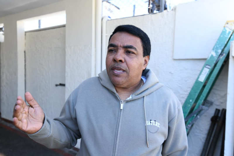 Transportistas posponen alza del pasaje y piden congelar combustibles Los principales gremios del transporte en República Dominicana, incluyendo Conatra, Fenatrado y la CNTU, decidieron mantener en pausa cualquier aumento en el precio del pasaje ante el incremento sostenido de los combustibles, provocado por la crisis internacional derivada del conflicto en Medio Oriente. El presidente de Conatra, Antonio Marte, solicitó al gobierno congelar los precios del gasoil y el gas natural, fundamentales para la operación del transporte colectivo, con el objetivo de evitar que la población asuma mayores costos. Aunque aseguraron que no desean aumentar las tarifas, advirtieron que podrían verse obligados a hacerlo si la situación se vuelve insostenible. Por su parte, Fenatrado y la CNTU indicaron que se mantendrán en estado de espera mientras evalúan el comportamiento del mercado petrolero, destacando la dependencia del país de los combustibles fósiles y su vulnerabilidad ante factores externos. Además, propusieron la creación de un pacto nacional que permita regular los precios de los combustibles. El Gobierno ha aumentado recientemente los precios en RD$15 y mantiene subsidios millonarios para mitigar el impacto, mientras el presidente Luis Abinader advirtió sobre “sacrificios inevitables” y anunció medidas económicas para proteger a los sectores más vulnerables. Más información en alodigitalrd.com #TransporteRD #CombustiblesRD #EconomíaRD #Conatra #Fenatrado #AloRD #AloDigitalRD #NoticiasRD