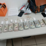 Aduanas retiene más de US$426 mil en divisas no declaradas en aeropuertos dominicanos La Dirección General de Aduanas (DGA) informó la retención de más de US$426,400 en divisas que pasajeros intentaron ingresar al país sin declarar, en violación a las normativas vigentes. Los casos más recientes se registraron en el Aeropuerto Internacional del Cibao, donde fueron detectados US$15,000 a una ciudadana haitiana y US$61,050 a un pasajero de nacionalidad turcocaiqueña, sumando un total de US$76,050, equivalentes a más de RD$4.5 millones. Estas cifras se agregan a otros US$350,352 incautados la semana anterior. Las autoridades indicaron que la detección de estas divisas se realizó mediante equipos de rayos X y sistemas de inteligencia basados en análisis de riesgos. La DGA reiteró que todo monto superior a US$10,000 debe ser declarado al ingresar al país, conforme a la legislación vigente, e instó a los viajeros a consultar el Manual del Viajero para evitar sanciones o retenciones. Estas acciones forman parte de los controles para prevenir el ingreso irregular de capitales al territorio nacional. Más información en alodigitalrd.com #AduanasRD #Divisas #AeropuertoCibao #EconomíaRD #ControlMigratorio #AloRD #AloDigitalRD #NoticiasRD