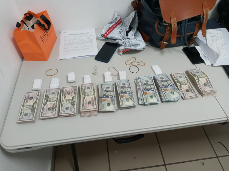 Aduanas retiene más de US$426 mil en divisas no declaradas en aeropuertos dominicanos La Dirección General de Aduanas (DGA) informó la retención de más de US$426,400 en divisas que pasajeros intentaron ingresar al país sin declarar, en violación a las normativas vigentes. Los casos más recientes se registraron en el Aeropuerto Internacional del Cibao, donde fueron detectados US$15,000 a una ciudadana haitiana y US$61,050 a un pasajero de nacionalidad turcocaiqueña, sumando un total de US$76,050, equivalentes a más de RD$4.5 millones. Estas cifras se agregan a otros US$350,352 incautados la semana anterior. Las autoridades indicaron que la detección de estas divisas se realizó mediante equipos de rayos X y sistemas de inteligencia basados en análisis de riesgos. La DGA reiteró que todo monto superior a US$10,000 debe ser declarado al ingresar al país, conforme a la legislación vigente, e instó a los viajeros a consultar el Manual del Viajero para evitar sanciones o retenciones. Estas acciones forman parte de los controles para prevenir el ingreso irregular de capitales al territorio nacional. Más información en alodigitalrd.com #AduanasRD #Divisas #AeropuertoCibao #EconomíaRD #ControlMigratorio #AloRD #AloDigitalRD #NoticiasRD