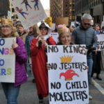 Más de 80 personas fueron detenidas durante las protestas del movimiento “No Kings” contra el presidente Donald Trump en ciudades como Los Ángeles, Denver, Portland y Dallas. La mayor cantidad de arrestos se registró en Los Ángeles, donde decenas de miles de manifestantes se congregaron y al menos 70 fueron detenidos tras enfrentamientos con la policía, incluyendo lanzamiento de objetos como piedras y botellas. Aunque la mayoría de las manifestaciones transcurrieron de forma pacífica, las autoridades emitieron órdenes de dispersión y utilizaron gas lacrimógeno y proyectiles de pimienta frente al Centro Metropolitano de Detención. Las protestas, que forman parte de la tercera jornada nacional del movimiento, reunieron a unos 8 millones de participantes en más de 3,300 movilizaciones en todo el país, según los organizadores. Los manifestantes expresaron rechazo a la política exterior hacia Irán, denunciando efectos como el aumento de los combustibles y la inflación, además de criticar acciones del Servicio de Inmigración y Aduanas. La principal concentración tuvo lugar en Mineápolis, en medio de tensiones por incidentes previos relacionados con fuerzas federales, mientras que en Florida se reportaron confrontaciones verbales sin violencia cerca de la residencia del mandatario. Más información en alodigitalrd.com #EstadosUnidos #DonaldTrump #Protestas #NoKings #Internacionales #AloRD #AloDigitalRD #NoticiasRD