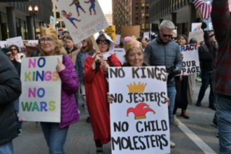 Más de 80 personas fueron detenidas durante las protestas del movimiento “No Kings” contra el presidente Donald Trump en ciudades como Los Ángeles, Denver, Portland y Dallas. La mayor cantidad de arrestos se registró en Los Ángeles, donde decenas de miles de manifestantes se congregaron y al menos 70 fueron detenidos tras enfrentamientos con la policía, incluyendo lanzamiento de objetos como piedras y botellas. Aunque la mayoría de las manifestaciones transcurrieron de forma pacífica, las autoridades emitieron órdenes de dispersión y utilizaron gas lacrimógeno y proyectiles de pimienta frente al Centro Metropolitano de Detención. Las protestas, que forman parte de la tercera jornada nacional del movimiento, reunieron a unos 8 millones de participantes en más de 3,300 movilizaciones en todo el país, según los organizadores. Los manifestantes expresaron rechazo a la política exterior hacia Irán, denunciando efectos como el aumento de los combustibles y la inflación, además de criticar acciones del Servicio de Inmigración y Aduanas. La principal concentración tuvo lugar en Mineápolis, en medio de tensiones por incidentes previos relacionados con fuerzas federales, mientras que en Florida se reportaron confrontaciones verbales sin violencia cerca de la residencia del mandatario. Más información en alodigitalrd.com #EstadosUnidos #DonaldTrump #Protestas #NoKings #Internacionales #AloRD #AloDigitalRD #NoticiasRD