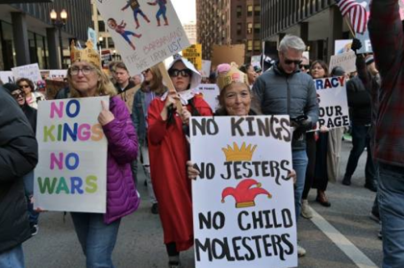 Más de 80 personas fueron detenidas durante las protestas del movimiento “No Kings” contra el presidente Donald Trump en ciudades como Los Ángeles, Denver, Portland y Dallas. La mayor cantidad de arrestos se registró en Los Ángeles, donde decenas de miles de manifestantes se congregaron y al menos 70 fueron detenidos tras enfrentamientos con la policía, incluyendo lanzamiento de objetos como piedras y botellas. Aunque la mayoría de las manifestaciones transcurrieron de forma pacífica, las autoridades emitieron órdenes de dispersión y utilizaron gas lacrimógeno y proyectiles de pimienta frente al Centro Metropolitano de Detención. Las protestas, que forman parte de la tercera jornada nacional del movimiento, reunieron a unos 8 millones de participantes en más de 3,300 movilizaciones en todo el país, según los organizadores. Los manifestantes expresaron rechazo a la política exterior hacia Irán, denunciando efectos como el aumento de los combustibles y la inflación, además de criticar acciones del Servicio de Inmigración y Aduanas. La principal concentración tuvo lugar en Mineápolis, en medio de tensiones por incidentes previos relacionados con fuerzas federales, mientras que en Florida se reportaron confrontaciones verbales sin violencia cerca de la residencia del mandatario. Más información en alodigitalrd.com #EstadosUnidos #DonaldTrump #Protestas #NoKings #Internacionales #AloRD #AloDigitalRD #NoticiasRD