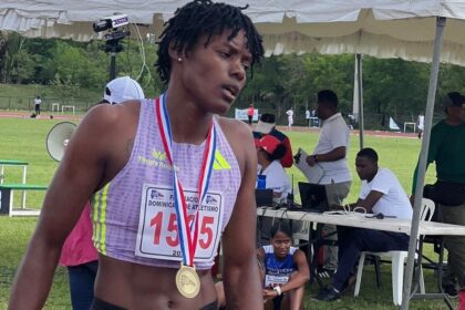 Marileidy Paulino y Alexander Ogando ganan oro en invitacional de atletismo en Bayaguana Los atletas dominicanos Marileidy Paulino y Alexander Ogando conquistaron medallas de oro en el Sexto Invitacional de Atletismo Isaac Ogando 2026, celebrado en Bayaguana. Paulino se impuso en los 800 metros con tiempo de 2:04.79 en su debut en esa distancia, mientras que Ogando dominó los 400 metros masculinos con marca de 44.94. El evento reunió a atletas de alto nivel y sirvió como plataforma de evaluación para futuras competencias internacionales. Durante la jornada, también destacó el atleta Isaías Blese, quien rompió un récord nacional de 42 años en los 110 metros con vallas al registrar 13.48 segundos, superando la marca establecida en 1984. Además, Liranyi Alonzo logró doble oro en los 100 y 200 metros femeninos, consolidando su desempeño en la competencia. El evento forma parte de la preparación de la selección nacional con miras a los Juegos Centroamericanos y del Caribe Santo Domingo 2026. Más información en alodigitalrd.com #MarileidyPaulino #AlexanderOgando #AtletismoRD #DeporteDominicano #Bayaguana #NoticiasRD #AloRD #AloDigitalRD
