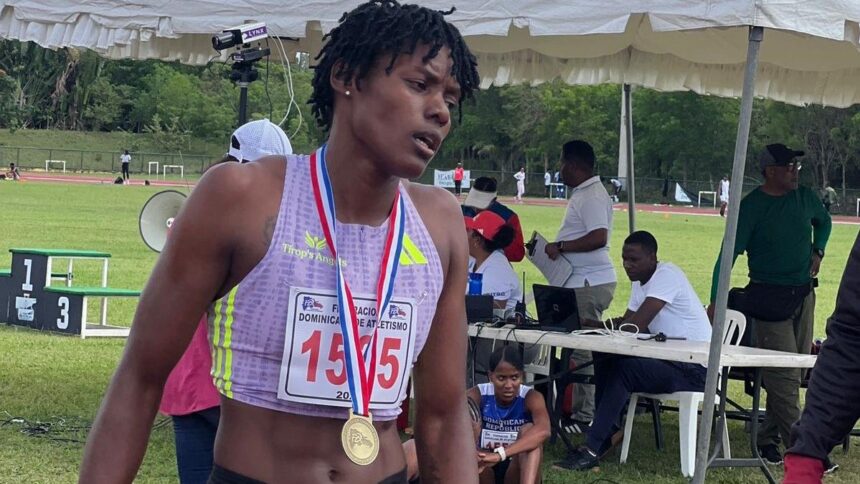 Marileidy Paulino y Alexander Ogando ganan oro en invitacional de atletismo en Bayaguana Los atletas dominicanos Marileidy Paulino y Alexander Ogando conquistaron medallas de oro en el Sexto Invitacional de Atletismo Isaac Ogando 2026, celebrado en Bayaguana. Paulino se impuso en los 800 metros con tiempo de 2:04.79 en su debut en esa distancia, mientras que Ogando dominó los 400 metros masculinos con marca de 44.94. El evento reunió a atletas de alto nivel y sirvió como plataforma de evaluación para futuras competencias internacionales. Durante la jornada, también destacó el atleta Isaías Blese, quien rompió un récord nacional de 42 años en los 110 metros con vallas al registrar 13.48 segundos, superando la marca establecida en 1984. Además, Liranyi Alonzo logró doble oro en los 100 y 200 metros femeninos, consolidando su desempeño en la competencia. El evento forma parte de la preparación de la selección nacional con miras a los Juegos Centroamericanos y del Caribe Santo Domingo 2026. Más información en alodigitalrd.com #MarileidyPaulino #AlexanderOgando #AtletismoRD #DeporteDominicano #Bayaguana #NoticiasRD #AloRD #AloDigitalRD