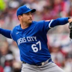 Seth Lugo domina desde el montículo y guía victoria de Kansas City sobre Atlanta El lanzador Seth Lugo trabajó 6 entradas y un tercio sin permitir carreras para liderar el triunfo 4-1 de los Reales de Kansas City frente a los Bravos de Atlanta. Lugo permitió cinco imparables, ponchó a tres bateadores y no otorgó bases por bolas, mostrando control en la zona de strike. El receptor Carter Jensen aportó ofensivamente con un jonrón y un elevado de sacrificio, contribuyendo a la ventaja del conjunto visitante. En el apoyo ofensivo también destacaron Bobby Witt Jr. y Vinnie Pasquantino, quienes impulsaron carreras clave, mientras Lucas Erceg se encargó de asegurar el salvamento. Por Atlanta, Ronald Acuña Jr. conectó batazos de gran potencia que no lograron convertirse en hits, y Drake Baldwin produjo la única carrera con un jonrón solitario. Con este resultado, Kansas City evitó ser barrido en la serie inaugural de la temporada. Más información en alodigitalrd.com #AloRD #AloDigitalRD #NoticiasRD #MLB #KansasCity #AtlantaBraves #Béisbol