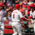 Eugenio Suárez decide con jonrón y da triunfo a Cincinnati sobre Boston El venezolano Eugenio Suárez conectó un jonrón de tres carreras que definió la victoria 3-2 de los Rojos de Cincinnati sobre los Medias Rojas de Boston, asegurando la serie inaugural de la temporada. El cuadrangular llegó en la sexta entrada ante el relevista Greg Weissert, con cuenta de 0-2 y dos corredores en base, marcando su primer jonrón desde su regreso al equipo y el número 190 con la franquicia. Por Boston, Wilyer Abreu destacó ofensivamente durante la serie, mientras que el joven lanzador Connelly Early tuvo una sólida apertura. En el lado de Cincinnati, Rhett Lowder regresó al montículo tras perderse la temporada anterior por lesión y cumplió con cinco entradas de trabajo. El cierre del partido estuvo a cargo de Emilio Pagán, quien aseguró el último out con un elevado de Trevor Story, sellando así el triunfo de los locales. Más información en alodigitalrd.com #AloRD #AloDigitalRD #NoticiasRD #MLB #EugenioSuárez #Rojos #Béisbol