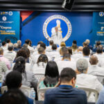 Abinader afirma que el Gobierno impulsa cultura de transparencia en instituciones públicas El presidente Luis Abinader aseguró que su gestión trabaja desde 2020 en transformar la cultura de corrupción en una cultura de transparencia dentro de las instituciones públicas. Durante el Primer Congreso de Finanzas Públicas, Cumplimiento y Ética Gubernamental organizado por el Partido Revolucionario Moderno (PRM), el mandatario destacó el manejo de las finanzas públicas, el cumplimiento de normas y el apego a la ética como pilares fundamentales de su administración. El evento, celebrado en la sede del PRM y dedicado a José Rafael Abinader Wasaf, incluyó paneles sobre control del gasto público, eficiencia fiscal y finanzas municipales, con la participación de funcionarios y especialistas del área. Además, se presentó un manual orientado a fortalecer la lucha contra la corrupción y la impunidad, el cual será entregado a la Dirección de Ética Gubernamental como parte de las iniciativas institucionales. Más información en alodigitalrd.com #Abinader #TransparenciaRD #GobiernoRD #ÉticaPública #FinanzasPúblicas #NoticiasRD #AloRD #AloDigitalRD