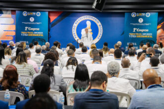 Abinader afirma que el Gobierno impulsa cultura de transparencia en instituciones públicas El presidente Luis Abinader aseguró que su gestión trabaja desde 2020 en transformar la cultura de corrupción en una cultura de transparencia dentro de las instituciones públicas. Durante el Primer Congreso de Finanzas Públicas, Cumplimiento y Ética Gubernamental organizado por el Partido Revolucionario Moderno (PRM), el mandatario destacó el manejo de las finanzas públicas, el cumplimiento de normas y el apego a la ética como pilares fundamentales de su administración. El evento, celebrado en la sede del PRM y dedicado a José Rafael Abinader Wasaf, incluyó paneles sobre control del gasto público, eficiencia fiscal y finanzas municipales, con la participación de funcionarios y especialistas del área. Además, se presentó un manual orientado a fortalecer la lucha contra la corrupción y la impunidad, el cual será entregado a la Dirección de Ética Gubernamental como parte de las iniciativas institucionales. Más información en alodigitalrd.com #Abinader #TransparenciaRD #GobiernoRD #ÉticaPública #FinanzasPúblicas #NoticiasRD #AloRD #AloDigitalRD