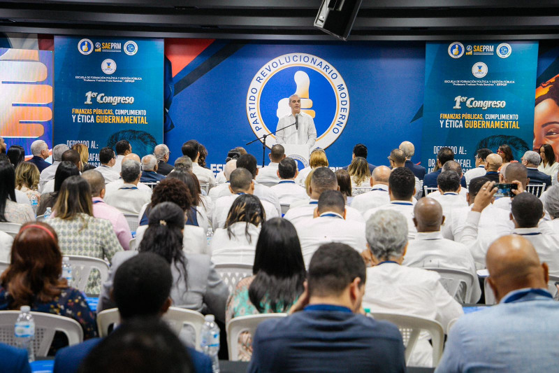 Abinader afirma que el Gobierno impulsa cultura de transparencia en instituciones públicas El presidente Luis Abinader aseguró que su gestión trabaja desde 2020 en transformar la cultura de corrupción en una cultura de transparencia dentro de las instituciones públicas. Durante el Primer Congreso de Finanzas Públicas, Cumplimiento y Ética Gubernamental organizado por el Partido Revolucionario Moderno (PRM), el mandatario destacó el manejo de las finanzas públicas, el cumplimiento de normas y el apego a la ética como pilares fundamentales de su administración. El evento, celebrado en la sede del PRM y dedicado a José Rafael Abinader Wasaf, incluyó paneles sobre control del gasto público, eficiencia fiscal y finanzas municipales, con la participación de funcionarios y especialistas del área. Además, se presentó un manual orientado a fortalecer la lucha contra la corrupción y la impunidad, el cual será entregado a la Dirección de Ética Gubernamental como parte de las iniciativas institucionales. Más información en alodigitalrd.com #Abinader #TransparenciaRD #GobiernoRD #ÉticaPública #FinanzasPúblicas #NoticiasRD #AloRD #AloDigitalRD