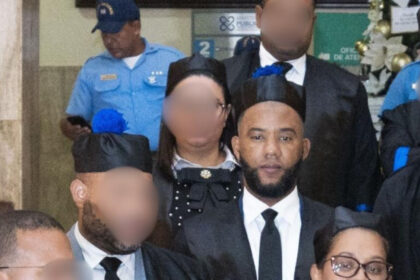 Fiscal es acusado de exigir soborno de hasta 200 mil dólares, un Rolex y un Mercedes Benz en caso de corrupción El Ministerio Público informó que el fiscal Aurelio Valdez Alcántara es investigado por presuntamente exigir una suma inicial de 200,000 dólares a una persona bajo investigación, monto que luego habría reducido a 150,000 dólares durante una negociación en la que también mostró interés en un reloj marca Rolex y exigió un vehículo Mercedes Benz modelo 350 o 450. Según las autoridades, el imputado fue arrestado en flagrante delito el pasado viernes tras supuestamente gestionar y recibir, mediante una entrega controlada, la suma de 10,000 dólares. La investigación es dirigida por la procuradora general de la República, quien calificó el hecho como grave y aseguró que no se tolerarán actos de corrupción dentro del Ministerio Público. Asimismo, se depositó una solicitud de medida de coerción consistente en un año de prisión preventiva contra Valdez Alcántara, en un expediente de 50 páginas presentado ante la jueza Ysis Muñiz Almonte. El órgano acusador reiteró que se aplicará todo el peso de la ley en este caso, en busca de sanciones ejemplarizadoras. Más información en alodigitalrd.com #CorrupciónRD #MinisterioPúblico #JusticiaRD #PEPCA #NoticiasRD #AloRD #AloDigitalRD