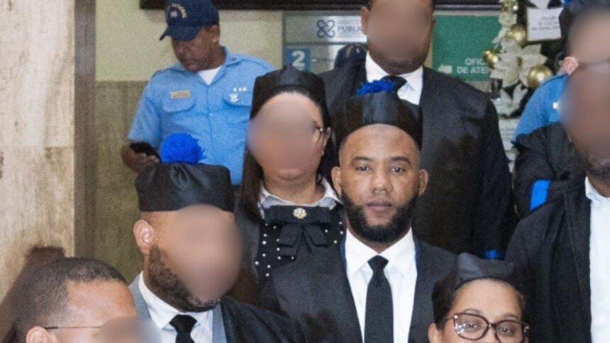 Fiscal es acusado de exigir soborno de hasta 200 mil dólares, un Rolex y un Mercedes Benz en caso de corrupción El Ministerio Público informó que el fiscal Aurelio Valdez Alcántara es investigado por presuntamente exigir una suma inicial de 200,000 dólares a una persona bajo investigación, monto que luego habría reducido a 150,000 dólares durante una negociación en la que también mostró interés en un reloj marca Rolex y exigió un vehículo Mercedes Benz modelo 350 o 450. Según las autoridades, el imputado fue arrestado en flagrante delito el pasado viernes tras supuestamente gestionar y recibir, mediante una entrega controlada, la suma de 10,000 dólares. La investigación es dirigida por la procuradora general de la República, quien calificó el hecho como grave y aseguró que no se tolerarán actos de corrupción dentro del Ministerio Público. Asimismo, se depositó una solicitud de medida de coerción consistente en un año de prisión preventiva contra Valdez Alcántara, en un expediente de 50 páginas presentado ante la jueza Ysis Muñiz Almonte. El órgano acusador reiteró que se aplicará todo el peso de la ley en este caso, en busca de sanciones ejemplarizadoras. Más información en alodigitalrd.com #CorrupciónRD #MinisterioPúblico #JusticiaRD #PEPCA #NoticiasRD #AloRD #AloDigitalRD