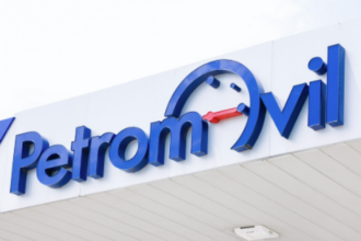 Petromovil atribuye ataques de Jefte Ventura a negativa de patrocinio y defiende calidad de combustibles La empresa Petromovil aseguró que las críticas y denuncias del creador de contenido Jefte Ventura Jiménez comenzaron luego de que se le negara un supuesto patrocinio, lo que habría desencadenado una serie de publicaciones en redes sociales señalando irregularidades en el combustible y acusaciones de contrabando. La compañía sostiene que estas declaraciones carecen de pruebas y que forman parte de una campaña de difamación, motivo por el cual emprendió acciones legales basadas en normativas como la Ley 6132 sobre Expresión y Difusión del Pensamiento y la Ley 53-07 sobre delitos tecnológicos. El conflicto se originó tras la difusión de un informe solicitado al Ministerio de Industria, Comercio y Mipymes, en el que se indicaba que un porcentaje de estaciones vendía gasolina con octanaje inferior al requerido. Sin embargo, representantes de la empresa afirmaron que dicho informe no evidencia incumplimientos por parte de sus operaciones y que sus productos cumplen con los estándares establecidos. Además, señalaron que, pese a procesos de conciliación iniciados en 2025, Ventura continuó publicando más de 20 audiovisuales con acusaciones, intensificando así el proceso judicial en curso. Más información en alodigitalrd.com #Petromovil #CombustiblesRD #JefteVentura #JusticiaRD #ActualidadRD #AloRD #AloDigitalRD #NoticiasRD