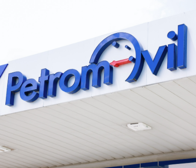 Petromovil atribuye ataques de Jefte Ventura a negativa de patrocinio y defiende calidad de combustibles La empresa Petromovil aseguró que las críticas y denuncias del creador de contenido Jefte Ventura Jiménez comenzaron luego de que se le negara un supuesto patrocinio, lo que habría desencadenado una serie de publicaciones en redes sociales señalando irregularidades en el combustible y acusaciones de contrabando. La compañía sostiene que estas declaraciones carecen de pruebas y que forman parte de una campaña de difamación, motivo por el cual emprendió acciones legales basadas en normativas como la Ley 6132 sobre Expresión y Difusión del Pensamiento y la Ley 53-07 sobre delitos tecnológicos. El conflicto se originó tras la difusión de un informe solicitado al Ministerio de Industria, Comercio y Mipymes, en el que se indicaba que un porcentaje de estaciones vendía gasolina con octanaje inferior al requerido. Sin embargo, representantes de la empresa afirmaron que dicho informe no evidencia incumplimientos por parte de sus operaciones y que sus productos cumplen con los estándares establecidos. Además, señalaron que, pese a procesos de conciliación iniciados en 2025, Ventura continuó publicando más de 20 audiovisuales con acusaciones, intensificando así el proceso judicial en curso. Más información en alodigitalrd.com #Petromovil #CombustiblesRD #JefteVentura #JusticiaRD #ActualidadRD #AloRD #AloDigitalRD #NoticiasRD