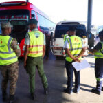 Choferes piden inspección técnica vehicular para retirar hasta 40% de unidades en mal estado Representantes del transporte en República Dominicana solicitaron la implementación de la Inspección Técnica Vehicular (ITV) para sacar de circulación cerca del 40% del parque vehicular considerado en condiciones deficientes. Mario Díaz, de la Federación Nacional de Trabajadores del Transporte Social Cristianos, señaló que la falta de control en la importación de vehículos y motocicletas impide mejoras en el tránsito, mientras que unidades deterioradas continúan circulando sin cumplir estándares básicos de seguridad y emisiones. Por su parte, William Figuereo, de la Central Nacional de Transportistas Unificados, indicó que persisten fallas estructurales como la escasez de parqueos y la falta de infraestructura vial adecuada, lo que agrava la congestión. Entre las propuestas planteadas figuran la extensión del horario del transporte público, restricciones a la importación de motocicletas, implementación de un sistema de circulación alterna y mejoras en carreteras, como la instalación de isletas para reducir accidentes. Estas medidas buscan complementar las acciones gubernamentales anunciadas previamente para reorganizar el tránsito en Santo Domingo. Más información en alodigitalrd.com #TransporteRD #TránsitoRD #InspecciónVehicular #Movilidad #RepúblicaDominicana #AloRD #AloDigitalRD #NoticiasRD