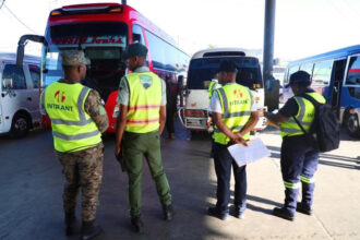Choferes piden inspección técnica vehicular para retirar hasta 40% de unidades en mal estado Representantes del transporte en República Dominicana solicitaron la implementación de la Inspección Técnica Vehicular (ITV) para sacar de circulación cerca del 40% del parque vehicular considerado en condiciones deficientes. Mario Díaz, de la Federación Nacional de Trabajadores del Transporte Social Cristianos, señaló que la falta de control en la importación de vehículos y motocicletas impide mejoras en el tránsito, mientras que unidades deterioradas continúan circulando sin cumplir estándares básicos de seguridad y emisiones. Por su parte, William Figuereo, de la Central Nacional de Transportistas Unificados, indicó que persisten fallas estructurales como la escasez de parqueos y la falta de infraestructura vial adecuada, lo que agrava la congestión. Entre las propuestas planteadas figuran la extensión del horario del transporte público, restricciones a la importación de motocicletas, implementación de un sistema de circulación alterna y mejoras en carreteras, como la instalación de isletas para reducir accidentes. Estas medidas buscan complementar las acciones gubernamentales anunciadas previamente para reorganizar el tránsito en Santo Domingo. Más información en alodigitalrd.com #TransporteRD #TránsitoRD #InspecciónVehicular #Movilidad #RepúblicaDominicana #AloRD #AloDigitalRD #NoticiasRD