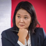 Castigan con latigazos a subprefecto en Perú por participar en acto de Keiko Fujimori Un subprefecto del municipio de Macarí, en la región de Puno, Perú, fue sancionado con latigazos por miembros de rondas campesinas tras participar en una actividad política de la candidata presidencial Keiko Fujimori. La presencia del funcionario, identificado como Freddy Condori, en un evento de la líder del partido Fuerza Popular generó cuestionamientos por presuntamente violar el principio de neutralidad política que deben mantener estas autoridades, quienes representan al Ejecutivo a nivel local y dependen del Ministerio del Interior. El hecho ocurrió en una zona donde la figura de Fujimori enfrenta altos niveles de rechazo político, lo que intensificó la reacción de las comunidades organizadas. Las rondas campesinas justificaron el castigo como una medida de control social, aunque autoridades regionales, como el prefecto Adolfo Pizarra, señalaron que el subprefecto podría enfrentar sanciones administrativas, al tiempo que consideraron que la respuesta de los ronderos fue excesiva. El caso se produce en un contexto político marcado por tensiones tras procesos electorales previos y conflictos sociales en esa región del país. Más información en alodigitalrd.com #Perú #KeikoFujimori #PolíticaInternacional #Puno #Actualidad #AloRD #AloDigitalRD #NoticiasRD