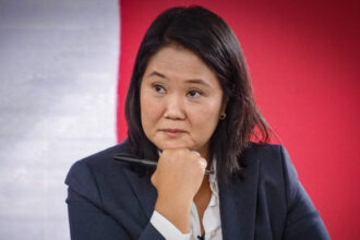 Castigan con latigazos a subprefecto en Perú por participar en acto de Keiko Fujimori Un subprefecto del municipio de Macarí, en la región de Puno, Perú, fue sancionado con latigazos por miembros de rondas campesinas tras participar en una actividad política de la candidata presidencial Keiko Fujimori. La presencia del funcionario, identificado como Freddy Condori, en un evento de la líder del partido Fuerza Popular generó cuestionamientos por presuntamente violar el principio de neutralidad política que deben mantener estas autoridades, quienes representan al Ejecutivo a nivel local y dependen del Ministerio del Interior. El hecho ocurrió en una zona donde la figura de Fujimori enfrenta altos niveles de rechazo político, lo que intensificó la reacción de las comunidades organizadas. Las rondas campesinas justificaron el castigo como una medida de control social, aunque autoridades regionales, como el prefecto Adolfo Pizarra, señalaron que el subprefecto podría enfrentar sanciones administrativas, al tiempo que consideraron que la respuesta de los ronderos fue excesiva. El caso se produce en un contexto político marcado por tensiones tras procesos electorales previos y conflictos sociales en esa región del país. Más información en alodigitalrd.com #Perú #KeikoFujimori #PolíticaInternacional #Puno #Actualidad #AloRD #AloDigitalRD #NoticiasRD