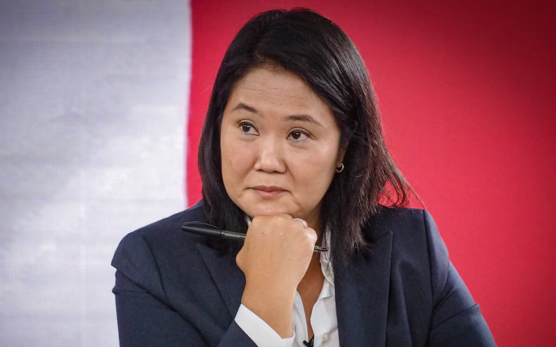 Castigan con latigazos a subprefecto en Perú por participar en acto de Keiko Fujimori Un subprefecto del municipio de Macarí, en la región de Puno, Perú, fue sancionado con latigazos por miembros de rondas campesinas tras participar en una actividad política de la candidata presidencial Keiko Fujimori. La presencia del funcionario, identificado como Freddy Condori, en un evento de la líder del partido Fuerza Popular generó cuestionamientos por presuntamente violar el principio de neutralidad política que deben mantener estas autoridades, quienes representan al Ejecutivo a nivel local y dependen del Ministerio del Interior. El hecho ocurrió en una zona donde la figura de Fujimori enfrenta altos niveles de rechazo político, lo que intensificó la reacción de las comunidades organizadas. Las rondas campesinas justificaron el castigo como una medida de control social, aunque autoridades regionales, como el prefecto Adolfo Pizarra, señalaron que el subprefecto podría enfrentar sanciones administrativas, al tiempo que consideraron que la respuesta de los ronderos fue excesiva. El caso se produce en un contexto político marcado por tensiones tras procesos electorales previos y conflictos sociales en esa región del país. Más información en alodigitalrd.com #Perú #KeikoFujimori #PolíticaInternacional #Puno #Actualidad #AloRD #AloDigitalRD #NoticiasRD