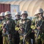 208 policías kenianos regresan tras misión en Haití Un contingente de 208 policías de Kenia retornó al país tras participar en la Misión Multinacional de Apoyo a la Seguridad (MSS) en Haití, donde lideraban el operativo para proteger infraestructuras clave y garantizar la seguridad de la población civil. Fueron recibidos en el Aeropuerto Internacional Jomo Kenyatta por autoridades que destacaron su compromiso, profesionalismo e integridad durante la misión. El repliegue se produce en el marco de la transición hacia la Fuerza de Eliminación de Pandillas (GSF) de Chad, respaldada por la ONU, que sustituye gradualmente a la MSS. A pesar de las operaciones realizadas, la misión no logró recuperar territorios controlados por las bandas armadas, responsables del desplazamiento interno de más de 1,3 millones de personas y de miles de muertes en Haití desde marzo de 2025. Más información en alodigitalrd.com. #Haití #PolicíaInternacional #Seguridad #ONU #Kenia #AloRD #AloDigitalRD #NoticiasRD