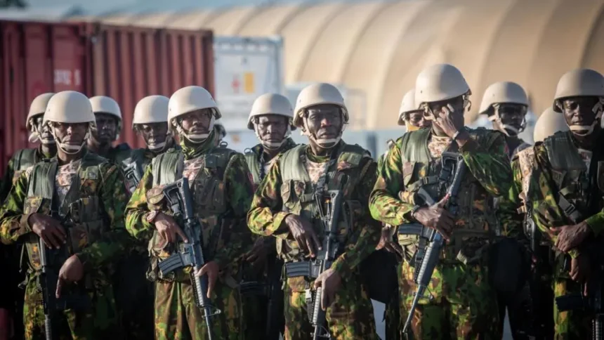 208 policías kenianos regresan tras misión en Haití Un contingente de 208 policías de Kenia retornó al país tras participar en la Misión Multinacional de Apoyo a la Seguridad (MSS) en Haití, donde lideraban el operativo para proteger infraestructuras clave y garantizar la seguridad de la población civil. Fueron recibidos en el Aeropuerto Internacional Jomo Kenyatta por autoridades que destacaron su compromiso, profesionalismo e integridad durante la misión. El repliegue se produce en el marco de la transición hacia la Fuerza de Eliminación de Pandillas (GSF) de Chad, respaldada por la ONU, que sustituye gradualmente a la MSS. A pesar de las operaciones realizadas, la misión no logró recuperar territorios controlados por las bandas armadas, responsables del desplazamiento interno de más de 1,3 millones de personas y de miles de muertes en Haití desde marzo de 2025. Más información en alodigitalrd.com. #Haití #PolicíaInternacional #Seguridad #ONU #Kenia #AloRD #AloDigitalRD #NoticiasRD