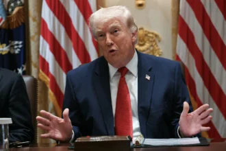 Trump asegura no estar “desesperado” por acuerdo con Irán El presidente estadounidense Donald Trump negó este jueves que busque de manera urgente un acuerdo con Irán, combinando amenazas y diplomacia en un intento de poner fin al conflicto en Oriente Medio. Durante una reunión de gabinete, Trump afirmó que Irán está “hecho mierda” y que estaría “rogando” por un acuerdo, aunque Teherán niega negociaciones directas. Trump criticó a la OTAN por no apoyar con recursos navales la seguridad del estrecho de Ormuz y destacó que Estados Unidos ha enviado a Irán una “lista de 15 acciones” a través de Pakistán como mediador. Según el enviado especial Steve Witkoff, hay indicios de que Teherán podría considerar un acuerdo. El mandatario también afirmó que las operaciones militares avanzan según lo planificado, mientras su gabinete mezcla el respaldo público al presidente con comentarios sobre la estrategia bélica. #Trump #Irán #EstadosUnidos #OrienteMedio #Diplomacia #ConflictoInternacional