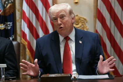 Trump asegura no estar “desesperado” por acuerdo con Irán El presidente estadounidense Donald Trump negó este jueves que busque de manera urgente un acuerdo con Irán, combinando amenazas y diplomacia en un intento de poner fin al conflicto en Oriente Medio. Durante una reunión de gabinete, Trump afirmó que Irán está “hecho mierda” y que estaría “rogando” por un acuerdo, aunque Teherán niega negociaciones directas. Trump criticó a la OTAN por no apoyar con recursos navales la seguridad del estrecho de Ormuz y destacó que Estados Unidos ha enviado a Irán una “lista de 15 acciones” a través de Pakistán como mediador. Según el enviado especial Steve Witkoff, hay indicios de que Teherán podría considerar un acuerdo. El mandatario también afirmó que las operaciones militares avanzan según lo planificado, mientras su gabinete mezcla el respaldo público al presidente con comentarios sobre la estrategia bélica. #Trump #Irán #EstadosUnidos #OrienteMedio #Diplomacia #ConflictoInternacional