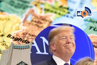 Trump asegura que negocia el fin de la guerra con Irán mientras continúan los ataques en la región El presidente de Estados Unidos, Donald Trump, afirmó que su administración se encuentra negociando “ahora mismo” con Irán para poner fin al conflicto armado en la región, aunque desde Teherán no se ha confirmado ningún proceso oficial de diálogo. Según explicó, recientes acciones relacionadas con los hidrocarburos y el estrecho de Ormuz representarían un “gran regalo” que indicaría que Washington estaría tratando con interlocutores adecuados. Mientras tanto, la Casa Blanca reconoció explorar nuevas vías diplomáticas, aunque advirtió que las operaciones militares continúan activas. El conflicto sigue intensificándose con ataques en múltiples frentes, incluyendo ofensivas de Israel en territorio iraní y en Líbano, mientras se reportan heridos en Tel Aviv y otros puntos estratégicos. Países como Arabia Saudita, Baréin y Kuwait también han denunciado ataques con drones y misiles. A pesar de los esfuerzos internacionales de mediación liderados por naciones como Pakistán, Catar y Egipto, no existe claridad sobre quién representa oficialmente a Irán en las negociaciones. En medio de la incertidumbre, la población civil continúa enfrentando bombardeos constantes, mientras la guerra entra en su cuarta semana sin señales claras de una desescalada inmediata. Más información en alodigitalrd.com #Internacionales #Irán #Trump #Guerra #Geopolítica #AloRD #AloDigitalRD #NoticiasRD