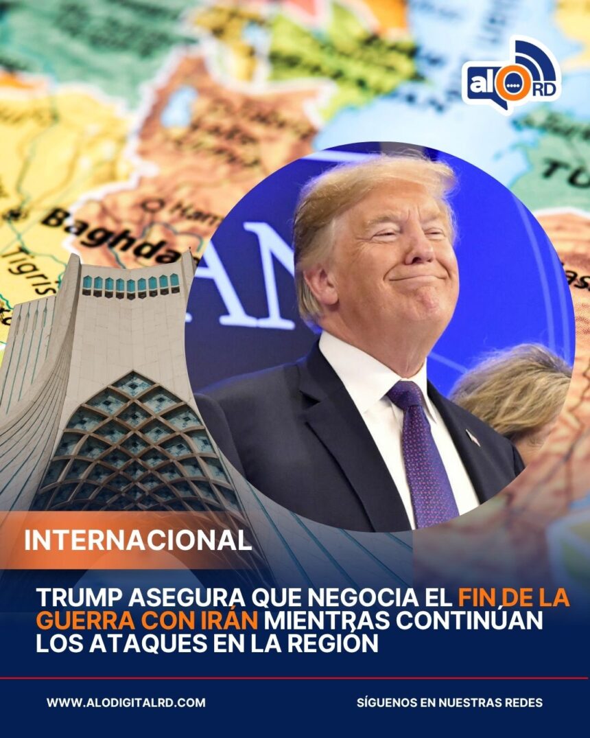 Trump asegura que negocia el fin de la guerra con Irán mientras continúan los ataques en la región El presidente de Estados Unidos, Donald Trump, afirmó que su administración se encuentra negociando “ahora mismo” con Irán para poner fin al conflicto armado en la región, aunque desde Teherán no se ha confirmado ningún proceso oficial de diálogo. Según explicó, recientes acciones relacionadas con los hidrocarburos y el estrecho de Ormuz representarían un “gran regalo” que indicaría que Washington estaría tratando con interlocutores adecuados. Mientras tanto, la Casa Blanca reconoció explorar nuevas vías diplomáticas, aunque advirtió que las operaciones militares continúan activas. El conflicto sigue intensificándose con ataques en múltiples frentes, incluyendo ofensivas de Israel en territorio iraní y en Líbano, mientras se reportan heridos en Tel Aviv y otros puntos estratégicos. Países como Arabia Saudita, Baréin y Kuwait también han denunciado ataques con drones y misiles. A pesar de los esfuerzos internacionales de mediación liderados por naciones como Pakistán, Catar y Egipto, no existe claridad sobre quién representa oficialmente a Irán en las negociaciones. En medio de la incertidumbre, la población civil continúa enfrentando bombardeos constantes, mientras la guerra entra en su cuarta semana sin señales claras de una desescalada inmediata. Más información en alodigitalrd.com #Internacionales #Irán #Trump #Guerra #Geopolítica #AloRD #AloDigitalRD #NoticiasRD