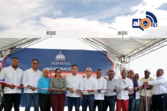 Ministro Kelvin Cruz entrega estadio reconstruido en Hondo Valle