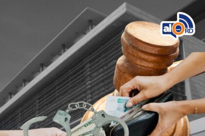 Dos hombres reciben medidas de coerción por fraude millonario a entidad financiera Un juez del Distrito Nacional impuso medidas de coerción contra Maikol Rafael Ventura Pineda y Carlos Manuel Guzmán, acusados de ejecutar un esquema fraudulento para captar clientes y gestionar préstamos irregulares en perjuicio de una entidad financiera y sus usuarios. Los imputados deberán pagar garantías económicas de RD$5,000,000 y RD$3,000,000 respectivamente, además de cumplir con impedimento de salida del país y presentación periódica ante el Ministerio Público. La investigación de la Dirección Nacional de Investigación de Delitos Financieros indica que Ventura Pineda, empleado de la institución afectada, aprobaba créditos sin cumplir los protocolos, mientras que Guzmán captaba a los solicitantes, cobrando entre un 8 % y 10 % de cada préstamo. El monto total de los préstamos otorgados bajo este esquema supera los RD$74 millones. Los delitos imputados incluyen asociación de malhechores, robo asalariado, delitos de alta tecnología y lavado de activos, y las autoridades continúan investigando posibles involucrados adicionales. Más información en alodigitalrd.com #FraudeBancarioRD #CoerciónJudicial #DelitosFinancierosRD #PréstamosIlegales #AloRD #AloDigitalRD #NoticiasRD