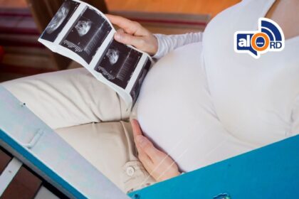 Reducción significativa de la mortalidad materna e infantil en la red pública de salud en 2026 El Servicio Nacional de Salud (SNS) informó una importante disminución en los indicadores de mortalidad materna, infantil y neonatal durante el primer trimestre de 2026 en comparación con el mismo período de 2025, resultado del fortalecimiento de las acciones en centros hospitalarios. En los primeros tres meses del año se registraron 17 muertes maternas, 311 infantiles y 279 neonatales, cifras considerablemente menores frente a las 40 maternas, 394 infantiles y 347 neonatales reportadas en 2025, lo que representa reducciones de 57.5 %, 21 % y 18 %, respectivamente. Estos datos coinciden con los reportes del Ministerio de Salud Pública, que evidencian una tendencia a la baja atribuida a las medidas implementadas a nivel nacional. Del total de muertes maternas, ocho correspondieron a pacientes haitianas, equivalente al 47 % de los casos. El SNS atribuye estos resultados a estrategias como el monitoreo mensual de casos, la búsqueda activa de morbilidad materna extrema y la revisión oportuna de muertes para identificar mejoras. También se ha reforzado la capacitación del personal en emergencias obstétricas y neonatales, la prevención de complicaciones, el fortalecimiento del primer nivel de atención y la consulta prenatal para detectar embarazos de riesgo. Asimismo, se han implementado medidas como la distribución de insumos médicos, seguimiento a planes hospitalarios, atención en el puerperio, creación de comités para reducir cesáreas y vigilancia multidisciplinaria de pacientes críticas. En cuanto a la mortalidad infantil y neonatal, se ha fortalecido la infraestructura de cuidados intensivos, actualizado protocolos, garantizado insumos esenciales y promovido iniciativas como el programa mamá canguro, redes de traslado neonatal seguro y estrategias de prevención y control de infecciones, contribuyendo a una reducción sostenida en la red pública. Más información en alodigitalrd.com #SaludRD #SNS #MortalidadMaterna #SaludInfantil #SistemaDeSalud #AloRD #AloDigitalRD #NoticiasRD